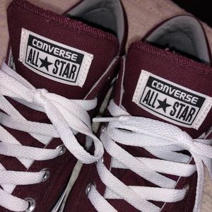 BRAND NEW MAROON CONVERSE SNEAKERS
